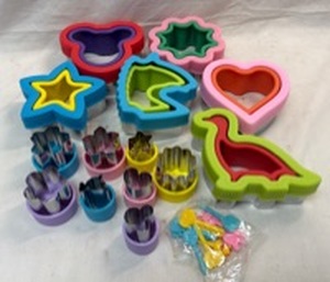 lot 305 image: Sandwich Cutter & Sealer Sets - 20 Piece Set