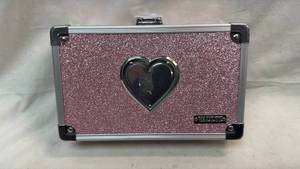 lot 314 image: Vaultz Locking Storage Case Heart Design Pink Glitter -8.5x5.25x2.5