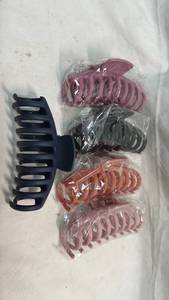 lot 370 image: 4 Claw Hair Clip 5-Piece Lot in Multiple Colors