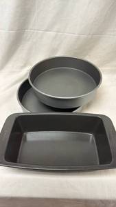 lot 375 image: Lot of 3 Baking Pans