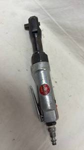 lot 381 image: Mechanics Air Power 38 Drive Air Ratchet
