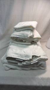 lot 426 image: Lot of Assorted Bath Towels (1 Large, 4 Small) & Washcloths (7)