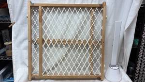 lot 435 image: Wood Frame Expandable Safety Gate with Diamond Lattice Pattern