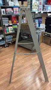 lot 445 image: 5-Foot Aluminum Step Ladder