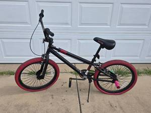 lot 464 image: Kent Dread 20 boys bike in red. Appears in near new condition