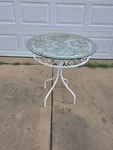 lot 466 image: Nice round metal table with glass top