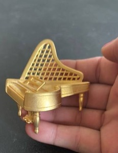 lot 1011 image: Gold Tone Grand Piano Brooch
