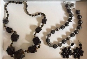 lot 1013 image: Vintage and Modern Jewelry Bundle