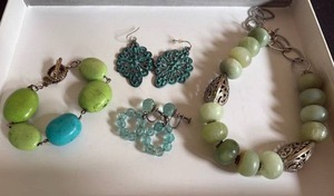 lot 1014 image: Vintage and Modern Jewelry Bundle