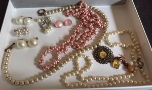 lot 1015 image: Pearl Beaded Jewelry Lot Bracelets & Necklaces