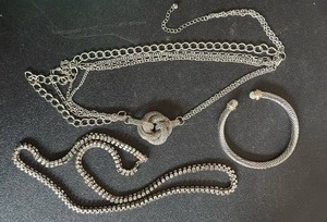 lot 1016 image: Fashion Jewelry Lot Necklaces and Bracelet
