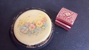 lot 1022 image: Vintage Pansy Decorated Powder Compact with Mirror and Ring Box