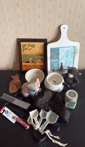 lot 1024 image: Cat Themed Collectables and Cat Care Supplies Bundle