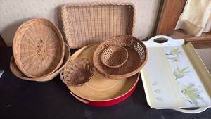lot 1026 image: Woven Baskets and Serving Trays Pieces Mixed Sizes