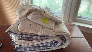 lot 1029 image: Laura Ashley Comforter & Bed Skirt, Cream Blue Floral Pattern