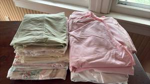lot 1030 image: Pastel & White Pillowcases and Sheets