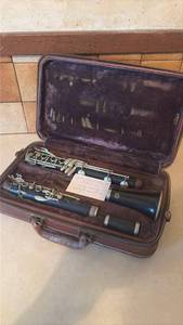 lot 1076 image: Selmer Paris Clarinet with Case