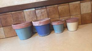 lot 1065 image: 4 Two-Tone Ceramic Plant Pots with Terracotta Rims