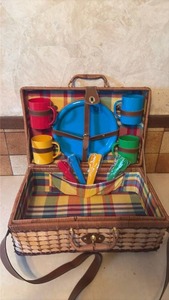 lot 1075 image: Wicker Picnic Basket with Tableware Service Set for 4