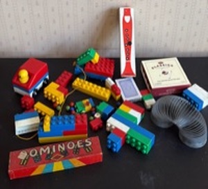 lot 2051 image: Vintage Toys and Games Bundle