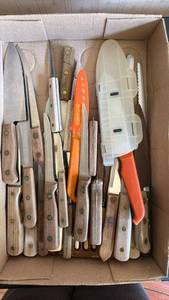 lot 2053 image: Kitchen Knife Lot Vintage and Modern Cutlery Including Chicago Cutlery, Rachel Ray, Sheffield and Tramontina