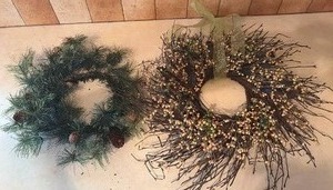 lot 5014 image: Wreaths, Pinecone Garland, Hanging Garland & Tree