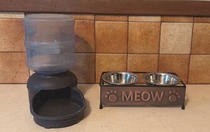 lot 4009 image: Pet Feeding Station Lot Fashion Bistro Watering System and MEOW Double Bowl Feeder