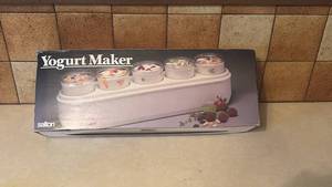 lot 4017 image: Salton Yogurt Maker 5-Jar Capacity - New