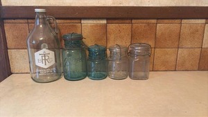 lot 4028 image: Lot of 5 Glass Canning Jarsjugs with Lids and Wire Bails