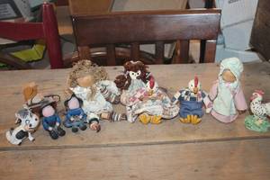 lot 2589 image: Amish Figurines and More