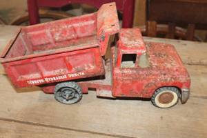lot 2612 image: Vintage Toy Structo Dump Truck