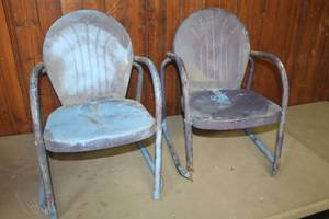 lot 2621 image: Vintage Childs Metal Lawn Chairs