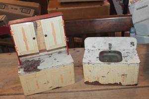 lot 2628 image: Vintage Metal Toy Kitchen Set