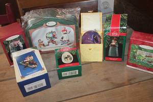 lot 2650 image: IOB Hallmark Ornaments