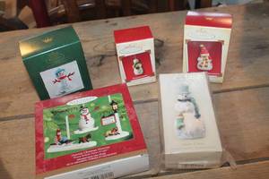 lot 2652 image: IOB Hallmark Ornaments