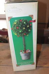 lot 2653 image: IOB Hallmark Keepsake Sugar Plum Tabletop Tree