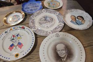 lot 2654 image: Vintage Dcor Plates