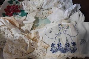 lot 2669 image: Large Lot of Misc. Vintage Linens