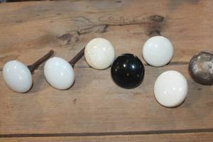 lot 2682 image: Vintage Knobs