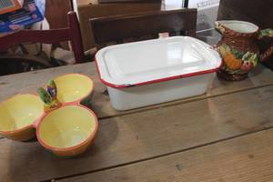 lot 2697 image: Vintage Enamelware Pan wlid and More