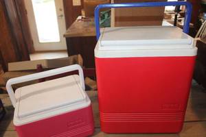 lot 2724 image: 2 Igloo Coolers