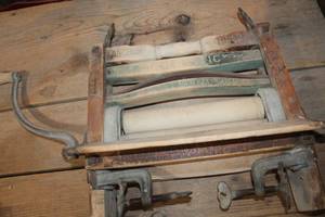 lot 2727 image: Antique Anchor Brand  Hand Crank Washer Wringer