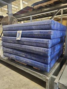 lot 1075 image: Lot of 6 Padded Exercise Mats with Zipper Cover