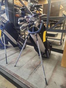 lot 1086 image: Strata Plus Golf Club Set with Stand Bag
