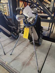 lot 1091 image: Golf Club Set with Bag