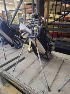 lot 1092 image: Golf Set with Stand Bag