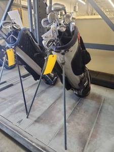 lot 1103 image: Golf Club Set with Bag