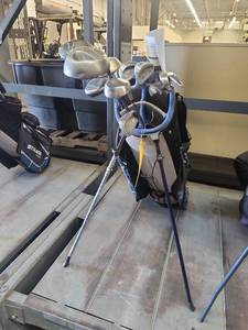 lot 1104 image: Golf Club Set with Bag