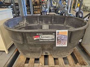 lot 1111 image: 150 Gal Rubbermaid Stock Tank