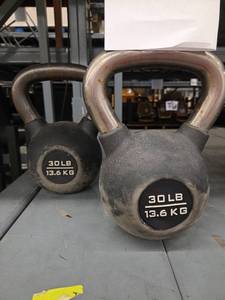 lot 1311 image: Hammer Strength 30 lb Kettlebells - Set of 2